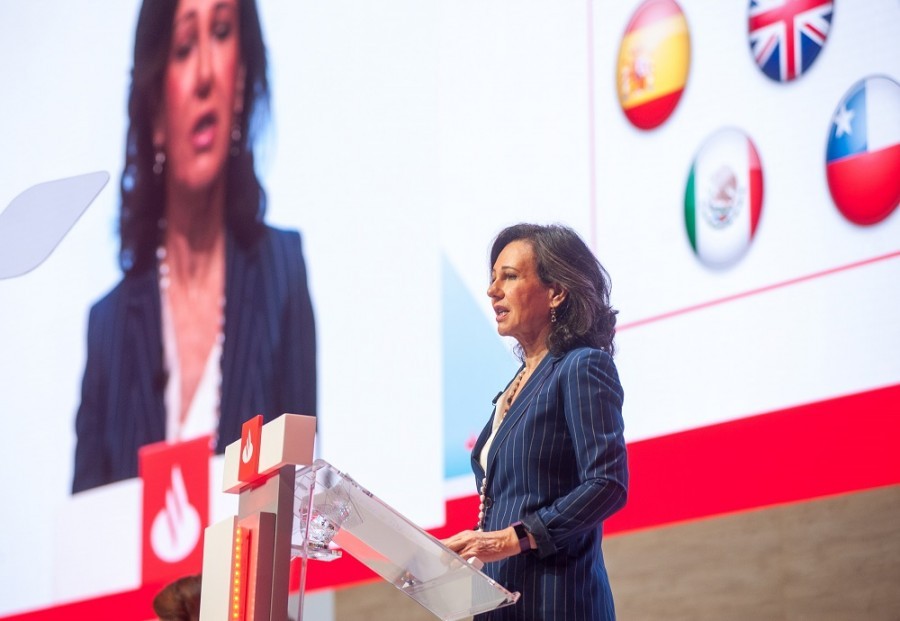 Ana Botín, presidenta de Banco Santander, dio a conocer sus planes para incrementar su participación en su filial mexicana, durante su junta general de accionistas de abril de 2019. Foto de Santander.