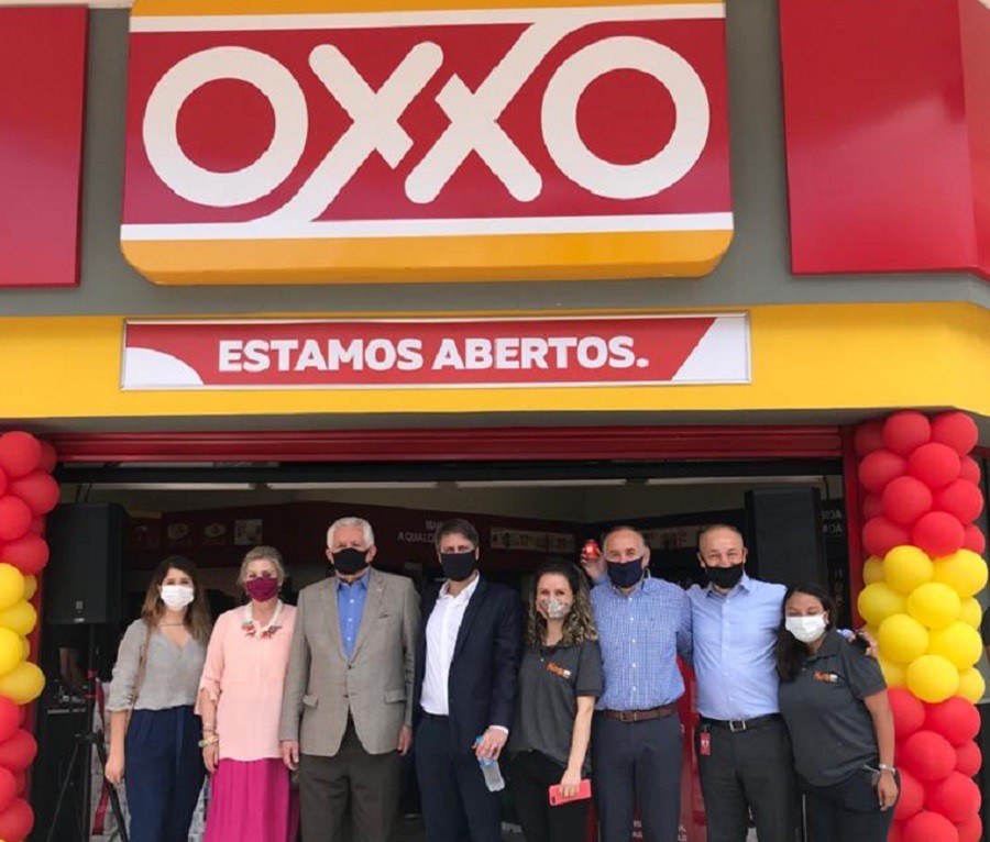 Oxxo abrió su primera tienda en Brasil. Foto @ConsulMexSao