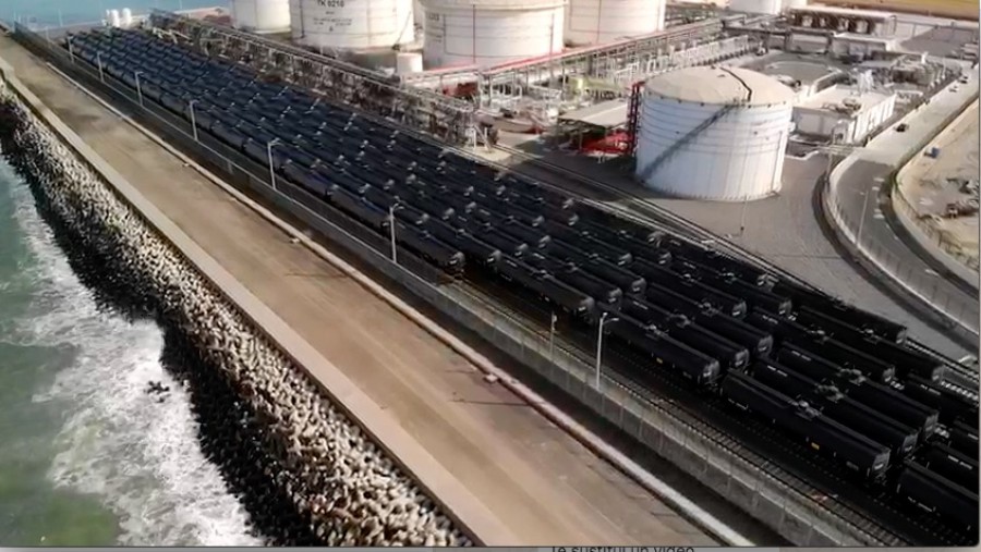 La ferroviaria mexicana utilizará cinco trenes para movilizar en los próximos días el cargamento de este primer barco a distintos puntos del país. Foto Grupo México Transportes