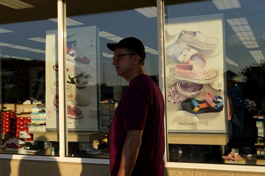 Un hombre camina frente a los aparadores de una tienda en el estado de Delaware. Foto AP/Patrick Semansky