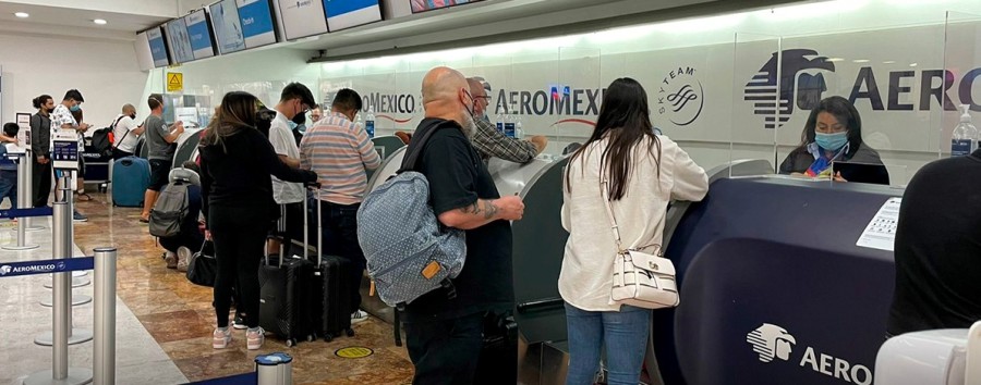 Ricardo Sheffield, el titular de la Procuraduría Federal de Consumidor, dijo por la mañana que AeroMéxico es responsable de la mayoría de las quejas de los usuarios por salidas y llegadas tardías de los vuelos en el AICM. Foto Facebook/AICMmx.