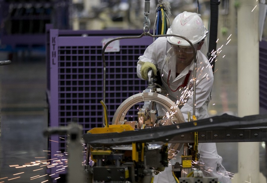 El dato, además de significar el cuarto mes consecutivo de incrementos en la fabricación de autos ligeros, también representó su mejor nivel en 22 meses o desde octubre de 2020. Foto AP/Eduardo Verdugo