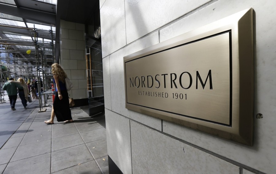 Compradores van y vienen de la tienda insignia de Nordstrom en el centro de Seattle, ciudad que vio nacer a la cadena departamental y en la que ahora ha invertido la compañía mexicana El Puerto de Liverpool. Foto AP/Ted S. Warren