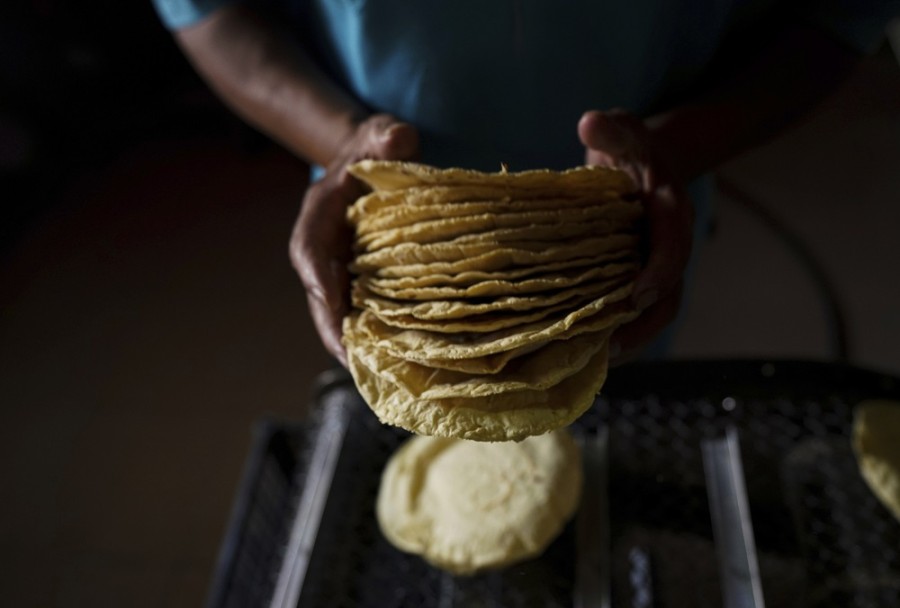 La tortilla estuvo entre los productos que más presionaron al alza la inflación en septiembre, dice Inegi. Foto AP/Fernando Llano