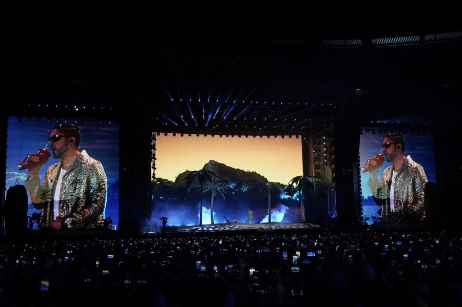 Fans de Bad Bunny que buscaban asistir a sus conciertos en la capital del país acusaron la supuesta clonación de boletos adquiridos en canales oficiales de Ticketmaster México. Foto AP/Eduardo Verdugo