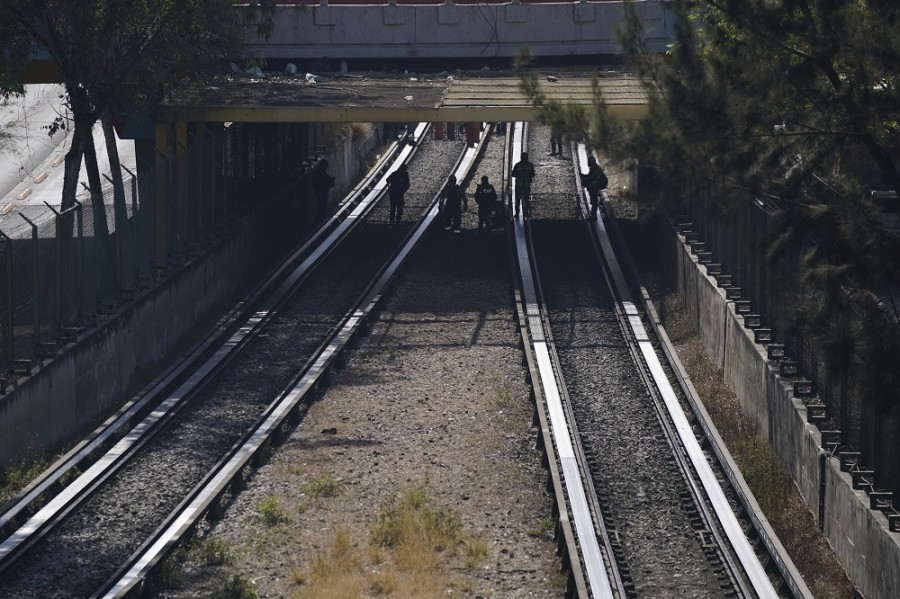 Los equipos de rescate inspeccionan las vías férreas después de que chocaran dos trenes subterráneos, en la Ciudad de México, el sábado 7 de enero de 2023. Las autoridades anunciaron que al menos una persona murió y decenas resultaron heridas en el accidente en la Línea 3 del Metro. Foto AP/Fernando Llano