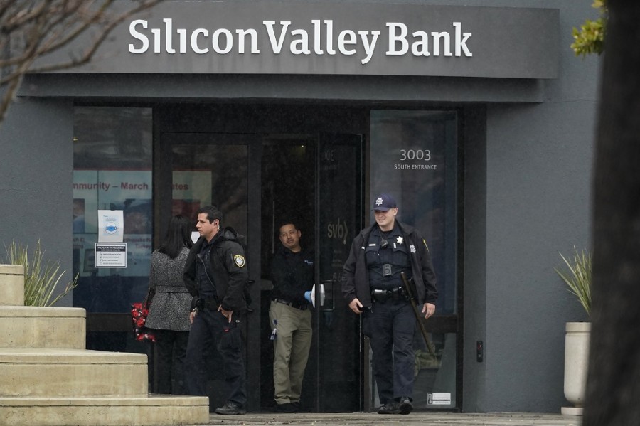 Oficiales de policía salen de Silicon Valley Bank en Santa Clara, California. Federal Deposit Insurance Corporation incautó los activos del banco, marcando la mayor quiebra bancaria la crisis bancaria de 2008 y la intervención gubernamental de Washington Mutual. Foto AP/Jeff Chiu