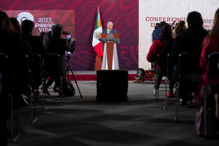 El gobierno de México extenderá 3 meses el programa de regularización de autos foráneos, dice López Obrador. Foto Presidencia