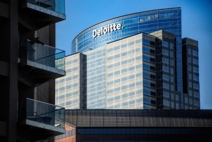 Deloitte, una de las mayores empresas de consultoría en el mundo, anunció que planea eliminar alrededor de mil 200 puestos de trabajo en Estados Unidos, o aproximadamente 1.4% de su fuerza laboral en ese país. Foto flicker.com/Chris Yarzab (https://flic.kr/p/2j2uTKa)