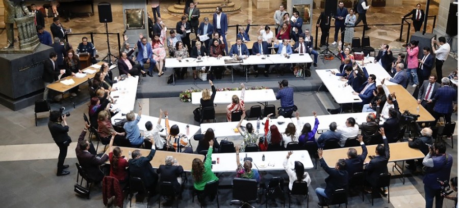 En una sede alterna, los senadores del partido en el poder, Movimiento Regeneración Nacional, aprobaron el domingo por la madrugada varias reformas legislativas, que afecta algunas industrias y la forma de operar del gobierno. Foto Senado de la República