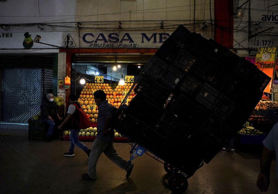 La inflación en México retrocede en abril y continúa su tendencia a la baja. Foto AP/Fernando Llano