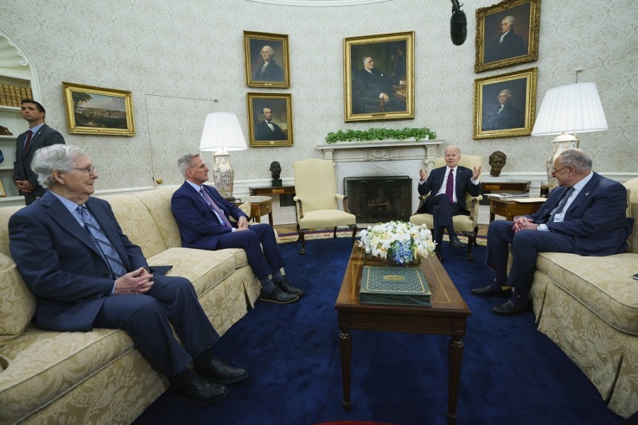 El presidente Joseph R. Biden junto a Kevin McCarthy (segundo a la izquierda), quien está al frente de la Cámara de Representantes de Estados Unidos, y otros líderes del Senado, durante una reunión para discutir el aumento en el techo de deuda del país el 9 de mayo. Foto AP/Evan Vucci