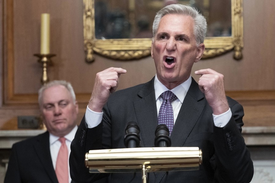 Kevin McCarthy, el presidente de la Cámara de Representantes, durante una conferencia de prensa tras la aprobación del proyecto de ley para subir el límite de deuda del gobierno de Estados Unidos. Foto AP/Jose Luis Magana