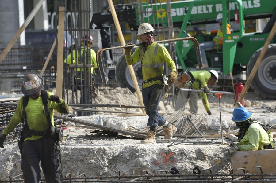 La economía de EUA reportó la creación de 339 mil empleos en mayo, una cantidad superior a la expectativa de los analistas. Foto AP/Lynne Sladky