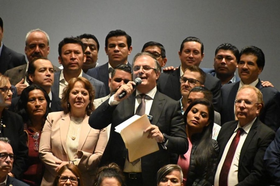 Ebrard hizo su anuncio en un hotel del centro de Ciudad de México, acompañado por figuras políticas afines a sus aspiraciones presidenciales. Foto Twitter @m_ebrard