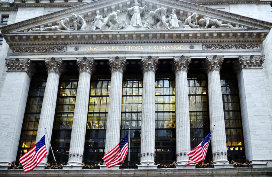 Los principales índices de Wall Street cayeron el viernes pero sumaron otra semana al alza en su racha positiva. Foto archivo