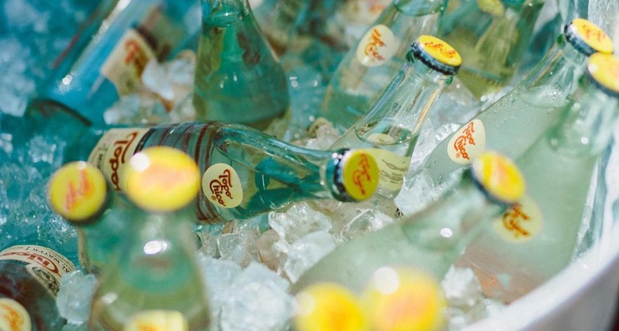 Las ventas del agua embotellada, mineral y de sabor han aumentado 56.6% en el último mes; los refrescos de cola han incrementado 32.9%; y 9.8% para los refrescos de sabor, según datos de la ANPEC. Foto AP/Marco Ugarte