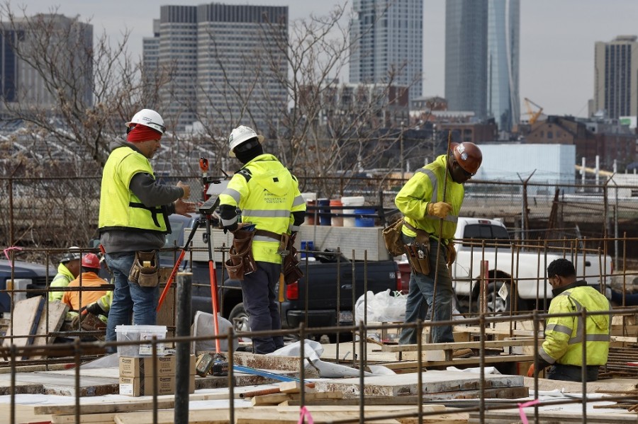 La economía de Estados Unidos reporta la creación de 209 mil empleos en junio, la cifra más modesta en 2.5 años. Foto AP/Michael Dwyer