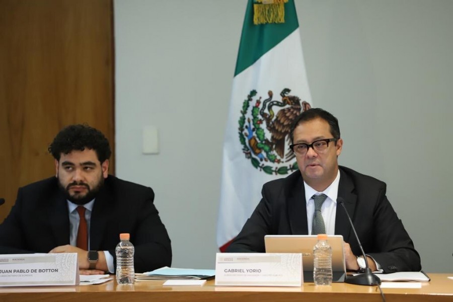 Gabriel Yorio, el subsecretario de Hacienda (der.), dijo que el gobierno seguirá apoyando a Pemex con responsabilidad y dentro de los límites fiscales. Foto archivo