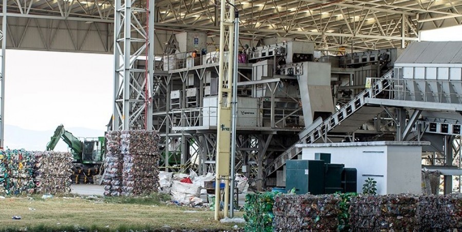 La empresa, con sede en Monterrey, dijo que como parte del acuerdo Regenera, su negocio de soluciones de circularidad, convertirá las llantas usadas de las operaciones logísticas de DP World Dominicana en un sustituto de combustibles fósiles, para evitar el uso de vertederos y las emisiones de metano asociadas. Foto Facebook/cemexmexico