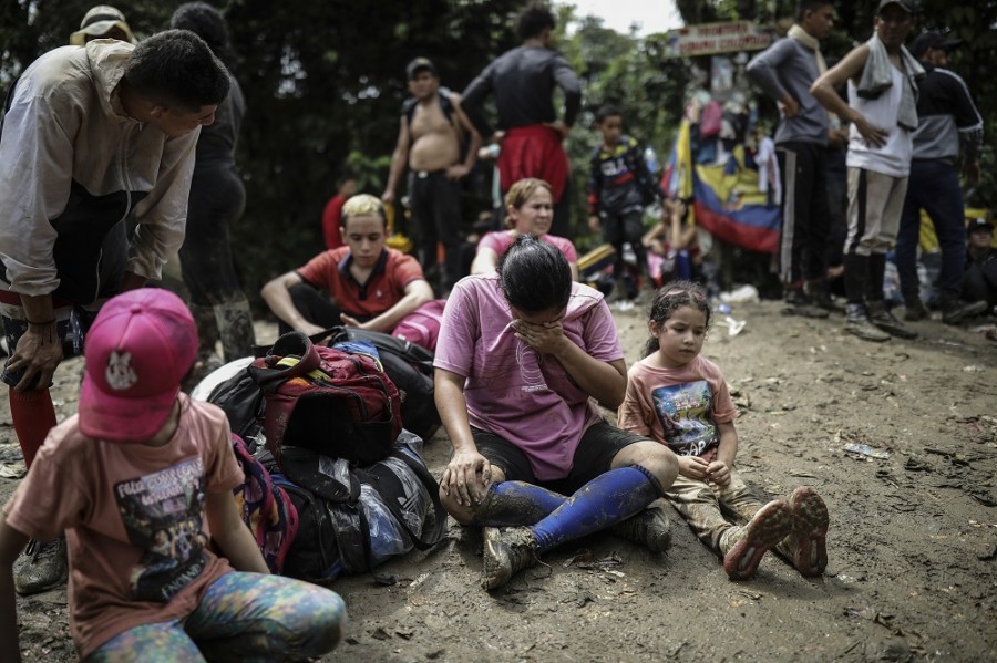 Migrantes venezolanos toman un descanso durante su caminata a través de la Selva de Darién desde Colombia a Panamá, con la esperanza de llegar a Estados Unidos. Foto AP/Iván Valencia