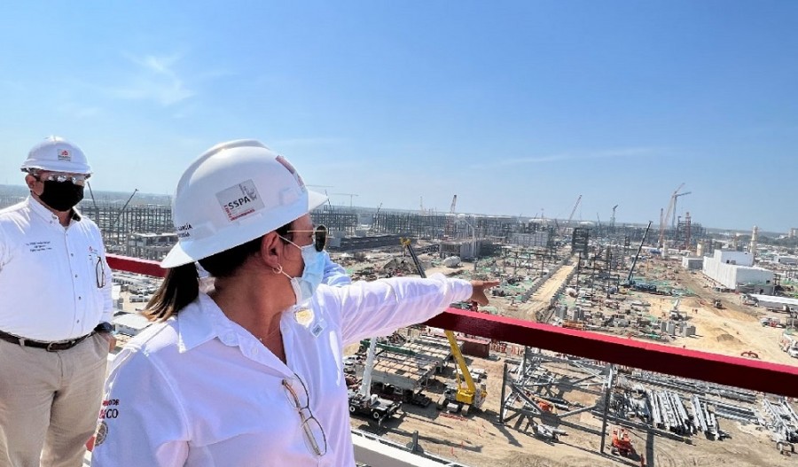 La refinería Dos Bocas que construye Pemex ha resultado mucho más cara de lo que el gobierno anticipó, lo que ha drenado recursos que Pemex pudo haber utilizado para mejorar su capacidad de extracción y producción de crudo, una actividad mucho más rentable que la refinación, en la que la petrolera pierde millones de pesos año con año. Foto Secretaría de Energía 