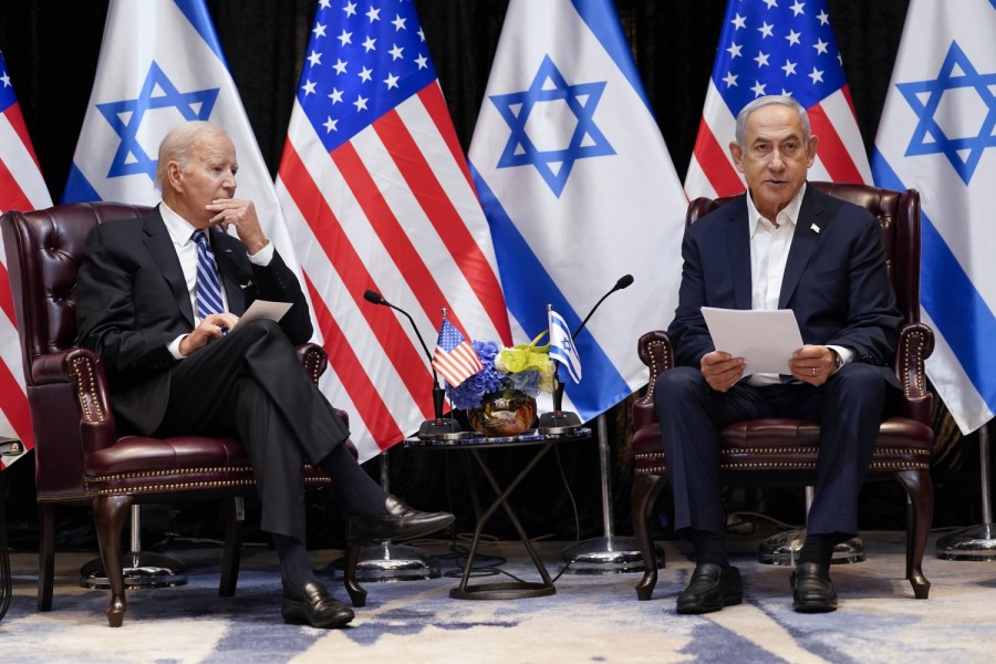 El presidente Joe Biden y el primer ministro israelí, Benjamin Netanyahu, participan en una reunión bilateral ampliada con funcionarios de los gobiernos israelí y estadounidense, el miércoles 18 de octubre de 2023, en Tel Aviv. Foto P/Evan Vucci