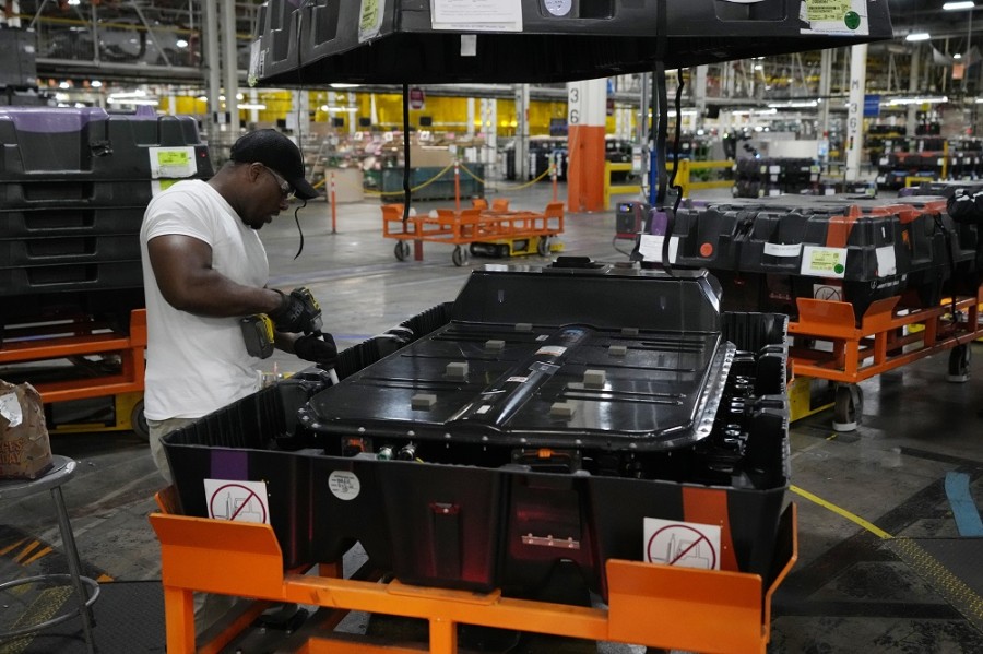 Un trabajador de una línea de montaje desempaqueta una batería LG en la planta Orion de General Motors, el jueves 15 de junio de 2023, en Lake Orion, Michigan. Foto AP/Carlos Osorio