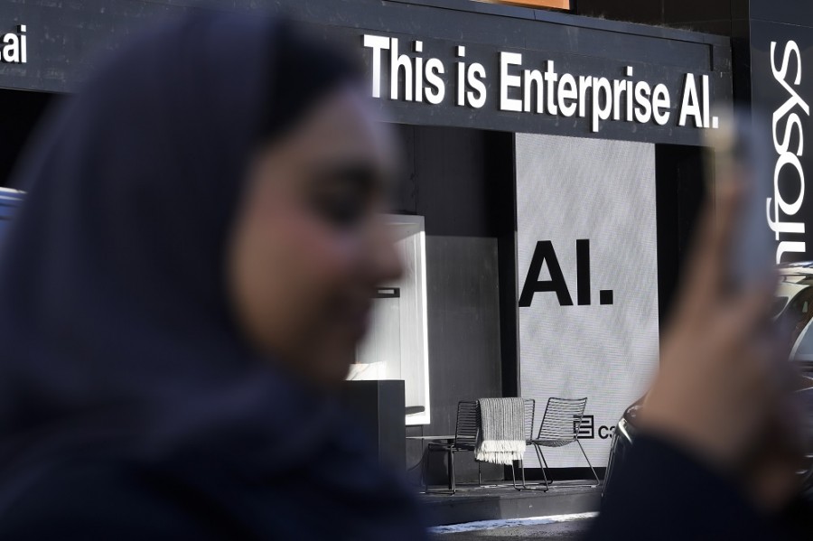 La adopción de la inteligencia artificial podría impactar alrededor de 40% de los empleos a nivel global, de acuerdo con estimaciones del FMI. Foto AP/Markus Schreiber