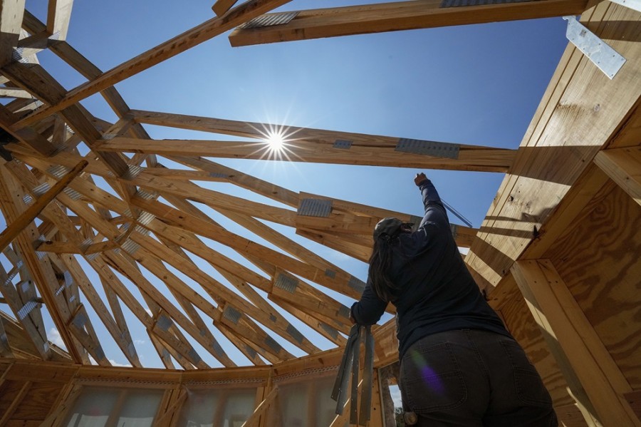 Un trabajador labora en la construcción de una casa en septiembre de 2023 en Marshall, Carolina del Norte. Foto AP/Chris Carlson