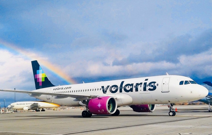 Volaris, la aerolínea mexicana que más personas transporta, cerró 2023 con resultados mejores a lo esperado para un trimestre en el que su flota se vio disminuida como parte de las revisiones a sus aviones más modernos. Foto Volaris