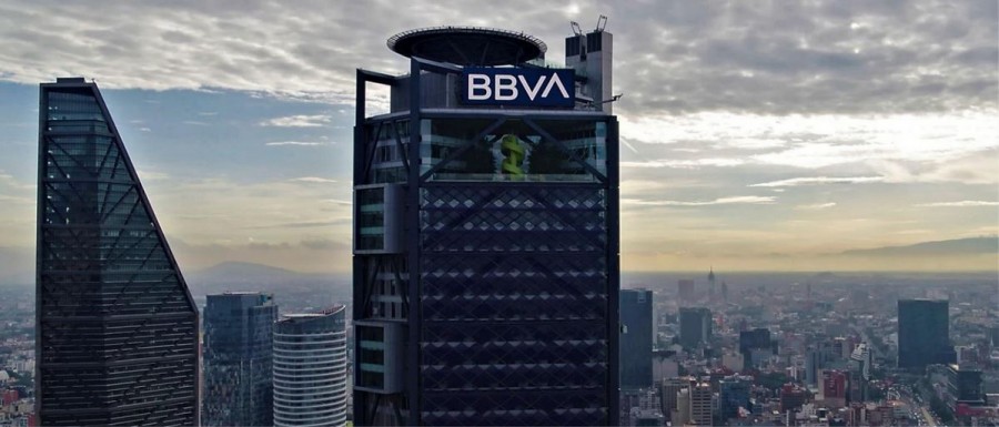 BBVA mantiene su expectativa de que el peso mexiano se debilitará más adelante este año por un menor diferencial de tasas de interés entre México y EUA. Foto archivo