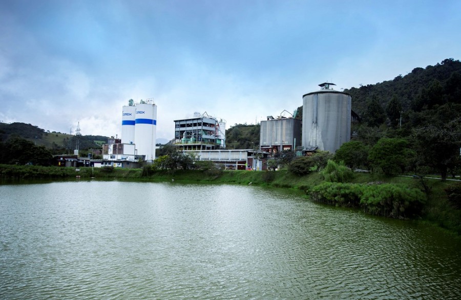 Cemex recibió el grado de inversión de Fitch Ratings poco más de un mes después de alcanzarlo en la escala de S&P Global Ratings. Foto Cemex