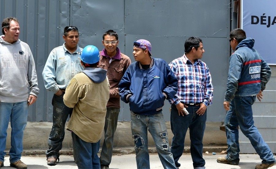 Las remesas que trabajadores en el extranjero enviaron a México retomaron los incrementos en abril luego de retroceder el mes previo. Foto archivo