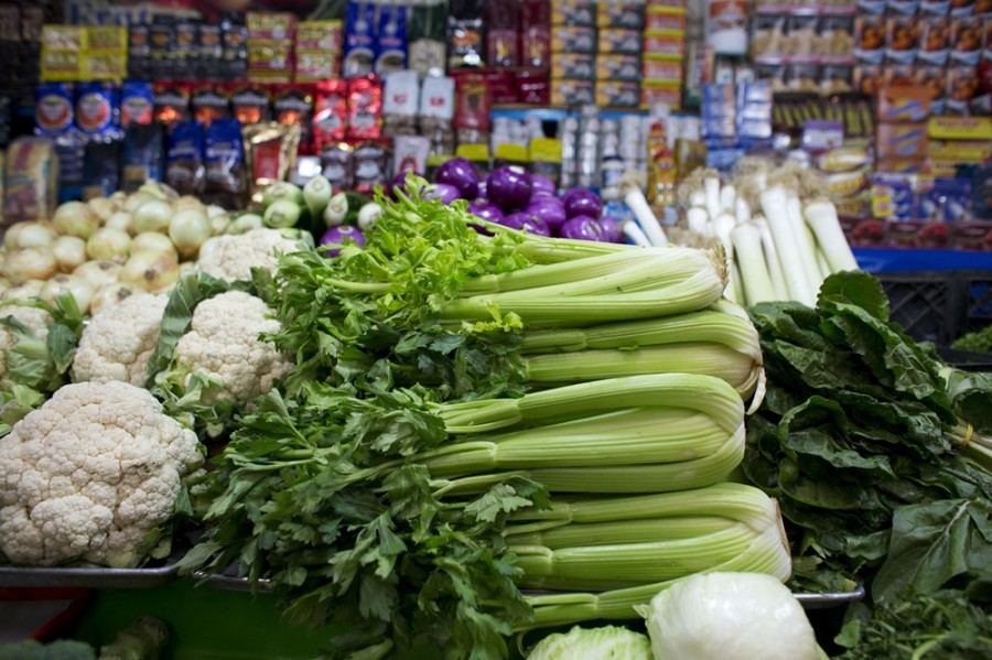 Verduras y productos secos se exponen a la venta en un puesto del mercado de Medellín, en la Ciudad de México. Foto AP/Rebecca Blackwell