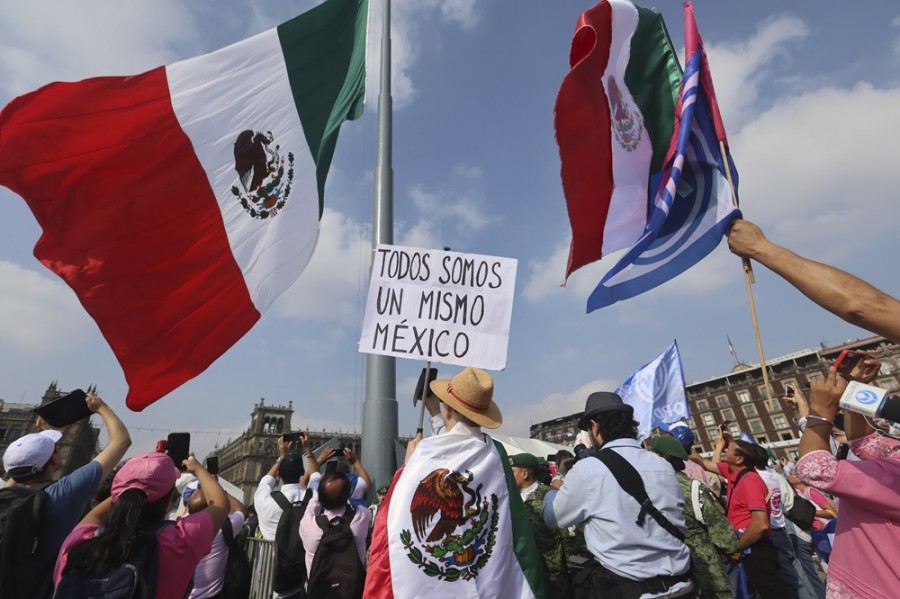 Un grupo de manifestantes opositores al gobierno de López Obrador muestra una pancarta en una marcha realizada en mayo de este año. Foto AP/Ginnette Riquelme 