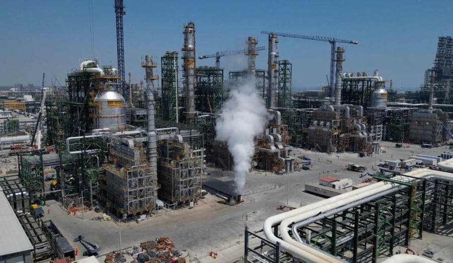 El viernes, los directivos de la empresa petrolera estatal Petróleos Mexicanos dijeron que la refinería Olmeca estaba procesando 100 mil barriles de crudo por día. Foto Secretaría de Energía