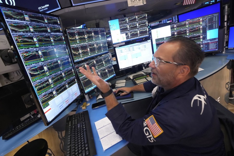 Los mercados de renta variable de EUA parecen empezar a realizar una rotación en el rendimiento de las pequeñas empresas frente a las gigantes. Foto AP/Richard Drew