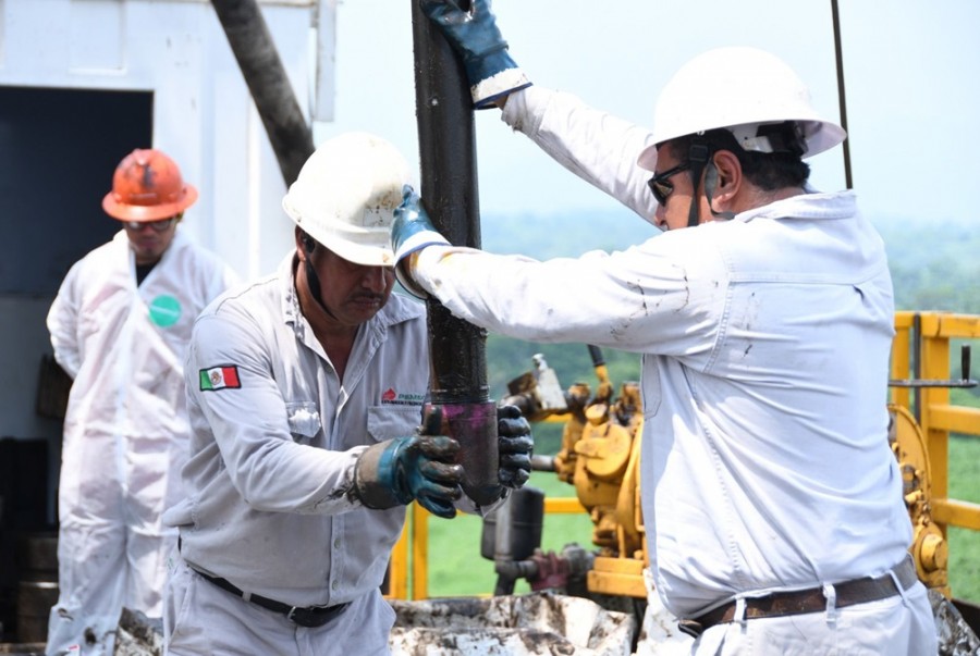 El acuerdo también incluye un incremento de 2% en prestaciones, con lo que se busca garantizar el bienestar y el cumplimiento de los derechos de las y los trabajadores petroleros. Foto X/Pemex