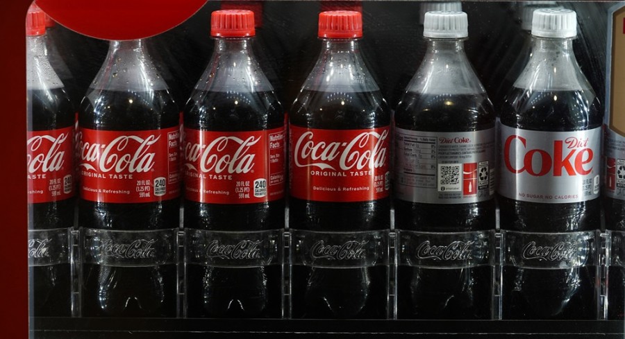 La empresa de bebidas, con sede en Atlanta, dijo que planea apelar la decisión del tribunal que dio la razón al Servicio de Impuestos Internos en su argumento de que Coca-Cola evitó pagar algunos impuestos federales por casi una década al transferir demasiadas ganancias a subsidiarias en el extranjero. Foto AP/David Zalubowski