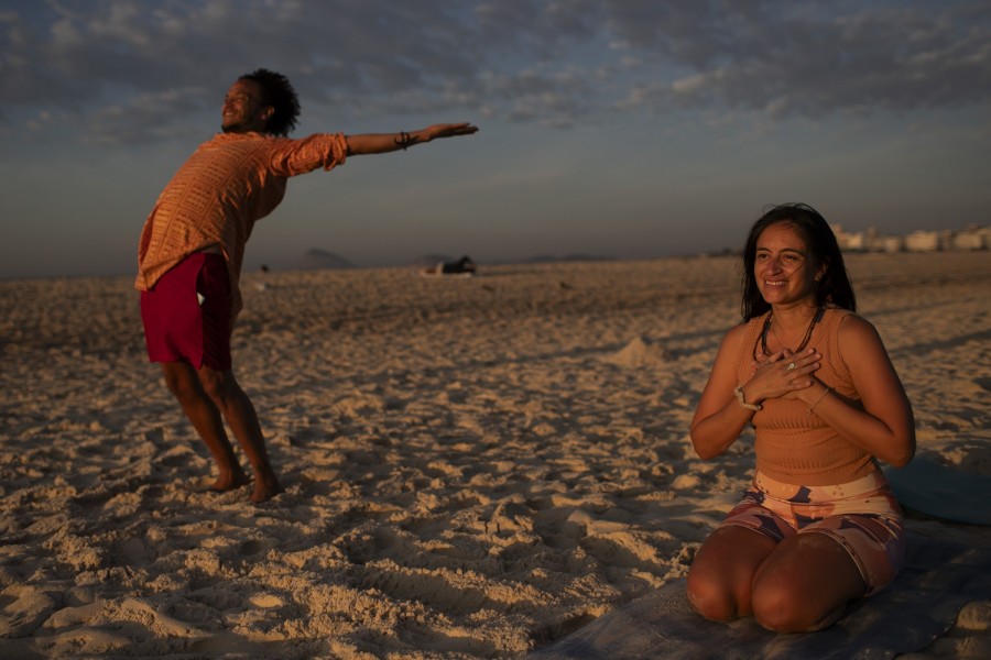 Personas reciben los rayos del sol durante el evento 