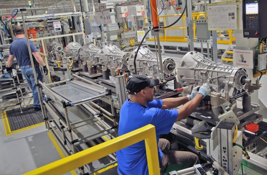 Dos trabajadores laboran en una línea de producción de vehículos de la planta de Livonia de Ford, en Michigan. Foto de la empresa