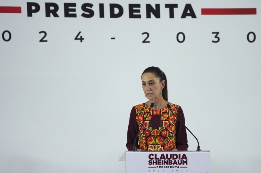 Claudia Sheinbaum reafirma que mantendrá sus compromisos de campaña en su primer discurso como presidenta electa. Foto AP/Fernando Llano