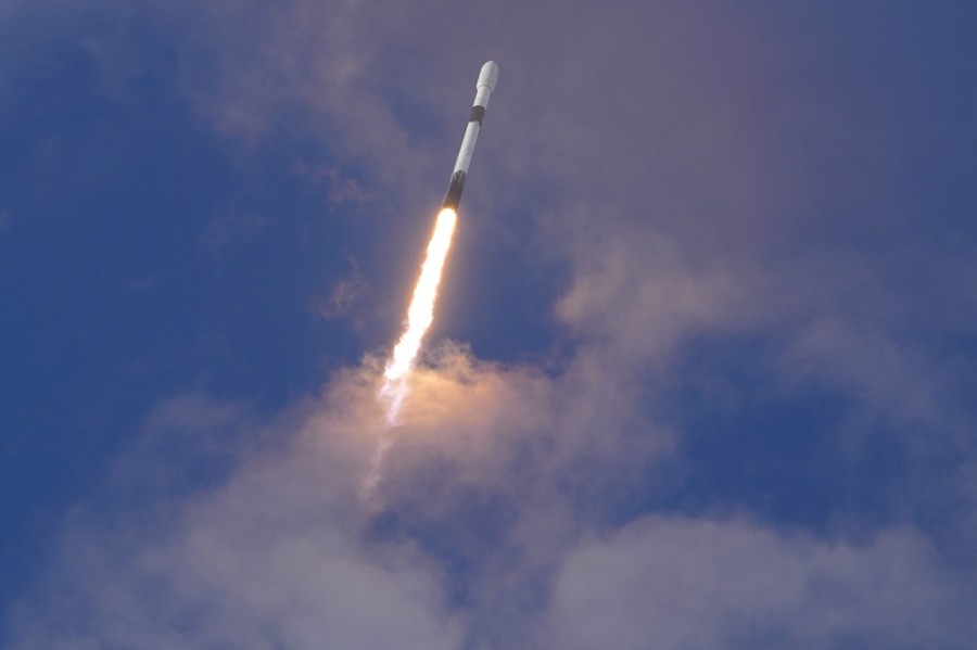 Un cohete Falcon 9 de SpaceX, con un satélite de comunicaciones Turksat 6A, despega de la Estación de la Fuerza Espacial en Cabo Cañaveral, Florida, el 8 de julio de este año. Foto AP/John Raoux