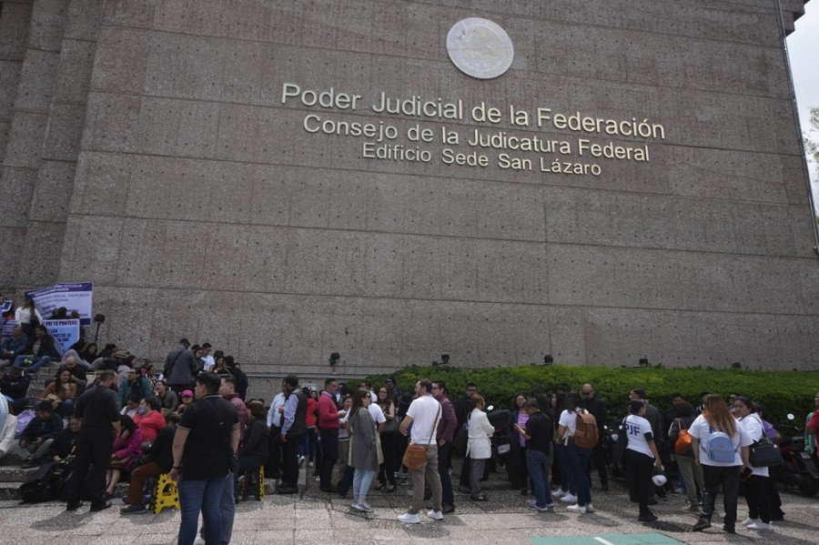 El paro de actividades está programado para inicial en el primer minuto del miércoles 21 de agosto y podría incluir a un total de 53 mil 160 trabajadores de la Suprema Corte de Justicia, del Tribunal Electoral del Poder Judicial de la Federación y del Consejo de la Judicatura Federal, aunque algunos de ellos continuarán atendiendo trámites y procesos urgentes. Foto AP/Fernando Llano