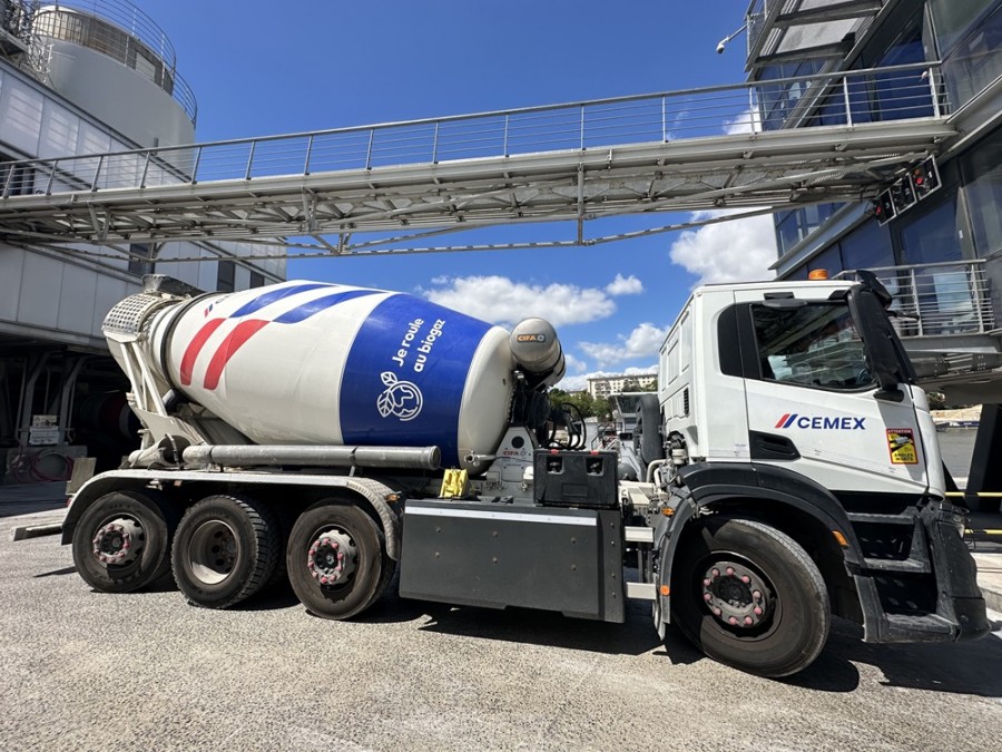 La empresa, con sede en Nuevo León, dijo que logró ese objetivo mediante la optimización de rutas, combustibles con bajas emisiones de carbono y tecnologías innovadoras. Foto Cemex