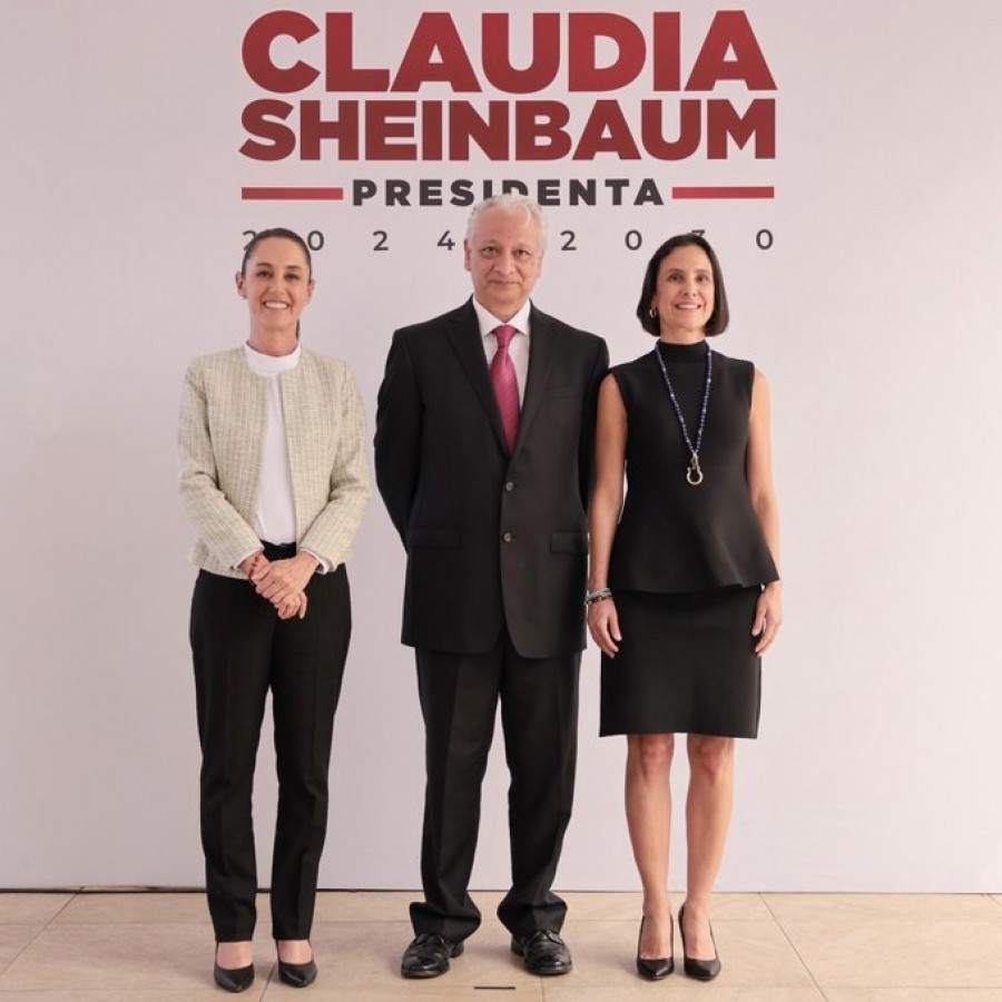 La presidenta electa Claudia Sheinbaum junto a Víctor Rodríguez Padilla, el próximo director de Pemex, y Luz Elena González, la siguiente secretaria de Energía. Foto X/Claudiashein