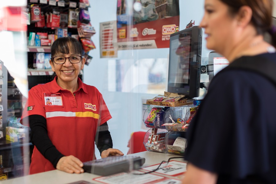 Los retiros estarán disponibles en 22 mil sucursales de Oxxo en México y pondrán realizarse a través de un código QR que se genera en la aplicación de BBVA para que posteriormente los clientes lo muestren al cajero dentro de cualquier tienda Oxxo, quién lo escaneará y le permitirá al cliente realizar el retiro sin tarjeta. Foto Femsa