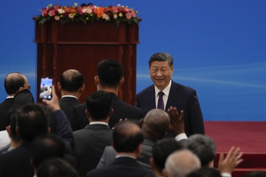 El presidente chino Xi Jinping (al centro) considera que China debe fortalecer su industria, aunque eso implique un exceso de productos chinos en el mercado global. Foto AP/Andy Wong