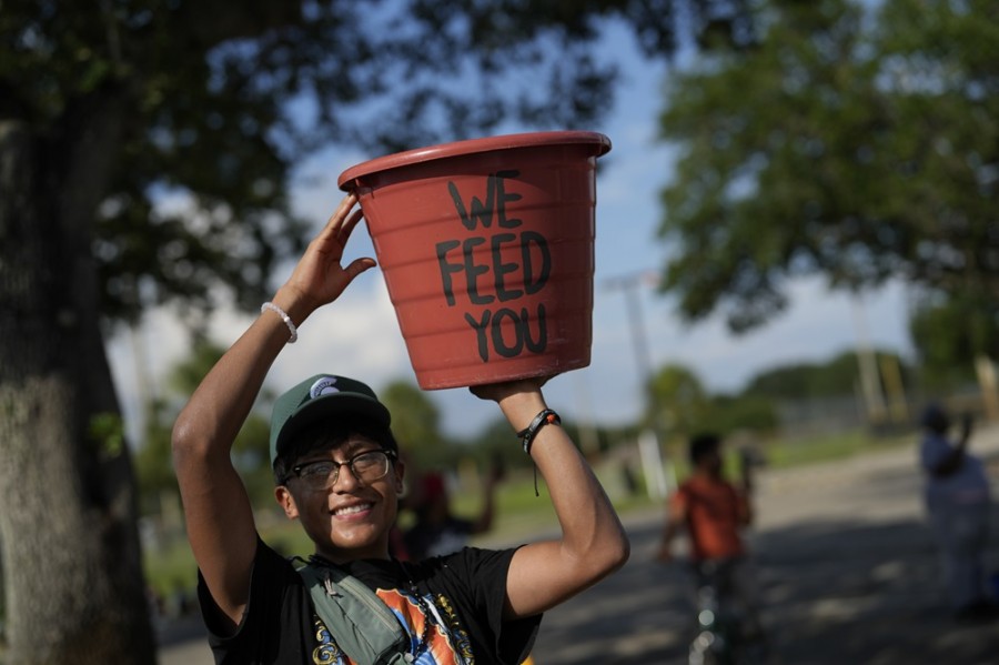 Los trabajadores en el extranjero enviaron menos remesas a sus familias en julio, de acuerdo con datos de Banco de México. Foto AP/Rebecca Blackwell